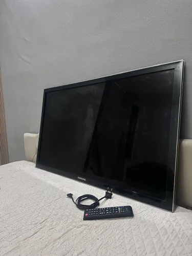 Televisão Samsung 43 Polegadas ( não é smart )! Acompanha o controle e os cabos!