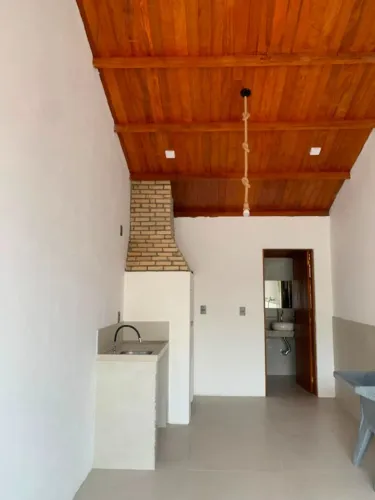 Casa para alugar, 3 quartos, 2 banheiros, amplo pátio e garagem