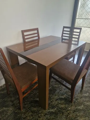 Mesa de jantar com 4 cadeiras