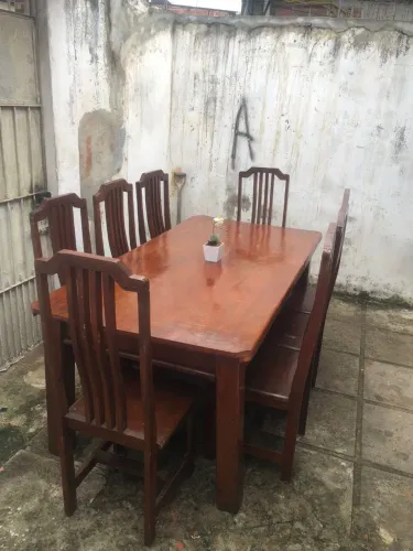 Mesa de madeira angelim pedra semi nova com 8 cadeiras pra vim buscar aqui em prazeres