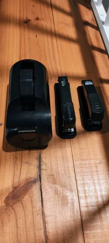 Kit Essencial de Escritório: 2 Grampeadores e 1 Porta Fita