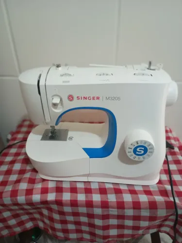 VENDO MÁQUINA SINGER M3205, 3 ANOS DE USO, MOTIVO DA VENDA VOU COMPRAR UMA ELETRÔNICA