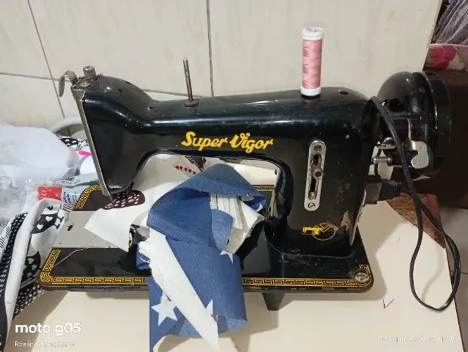 Máquina de costura super vigor pretinha