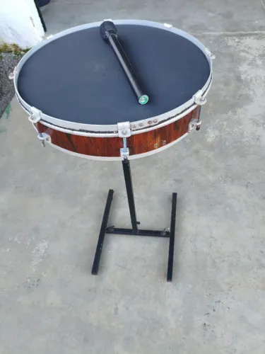 Surdo suspenso