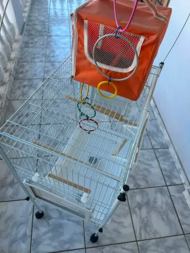 Gaiola com rodas e brinquedos