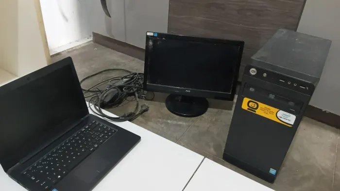 Notebook com defeito simples, gabinete sem fonte, monitor funcionando