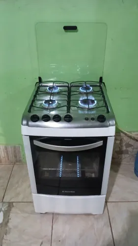 Vendo esse fogão com porta tempero não é eletrico