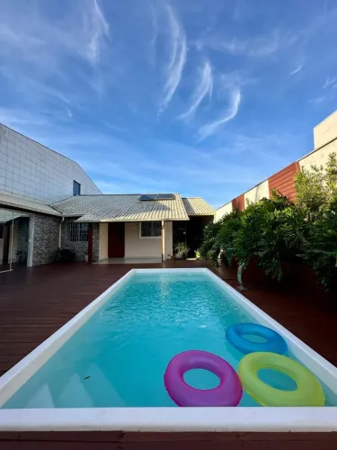 Casa com Piscina, Espaçosa, Privativa e Segura! Terreno gigante!