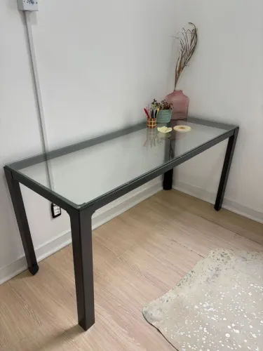 Mesa com tampo de vidro temperado e estrutura metálica grafite