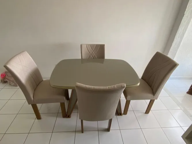 Mesa com 4 cadeiras