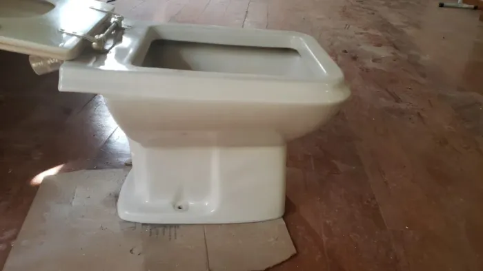 Vaso bege quadrado da Incepa em boas condições com tampa 