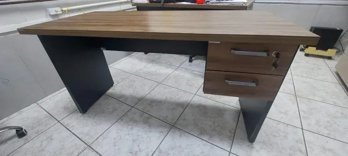Mesa de escritório 1,35x0,60m com 2 gavetas GEBB WORK