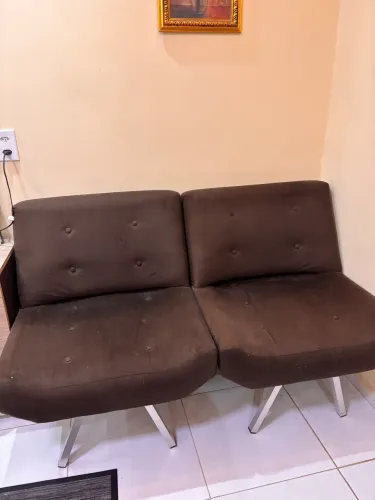 Vende-se duas cadeiras estofadas e um puff