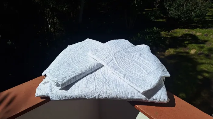 Colcha branca para camas de casal