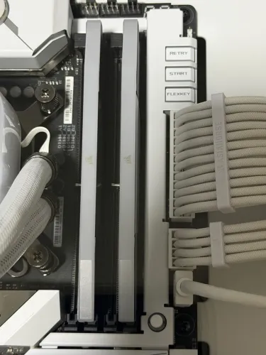MEMÓRIA RAM CORSAIR VENGEANCE 2X32 6400MHZ