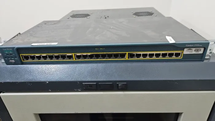 Switch Cisco Catalyst 2950 24 portas 10/100