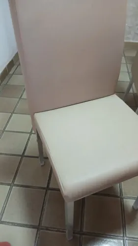 04 cadeiras linda na cor bege pés reforçados em alumínio