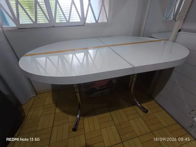 Mesa oval com extensão 