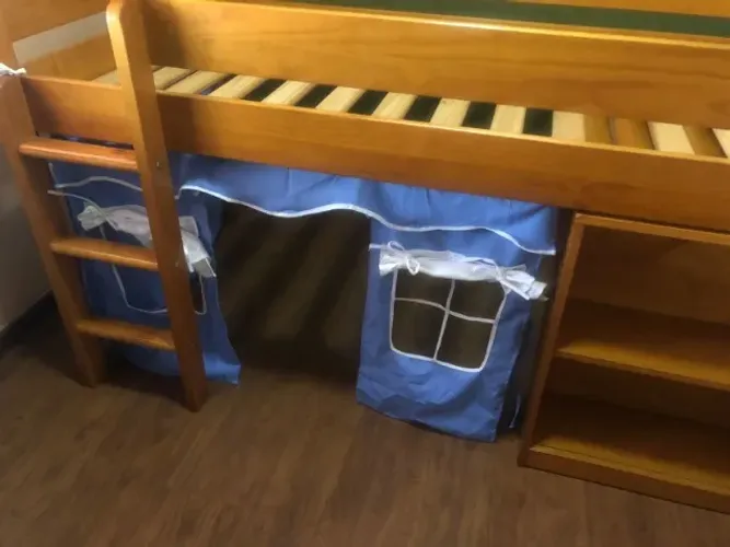 Cama  beliche de madeira Infantojuvenil com escrivaninha e cabana