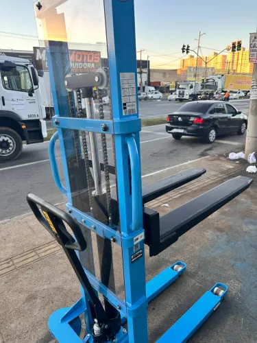 Empilhadeira manual 1.500 kg