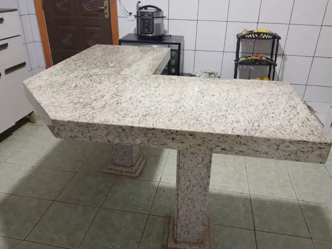Mesa e pés em granito