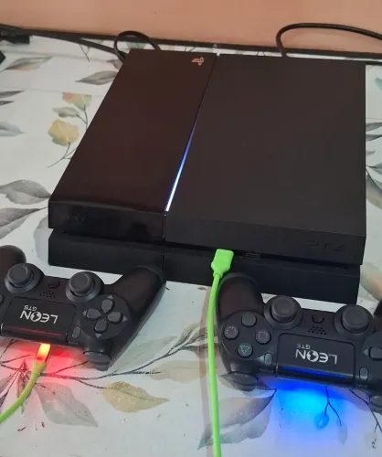 PS4 super novo com 2 controles sem Fio e 14 Jogos - aceito games pra abater no valor!
