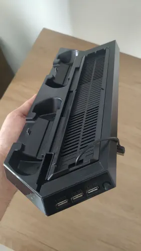 Base para Ps4 Slim/Fat com cooler e carregador com suporte para os controles.