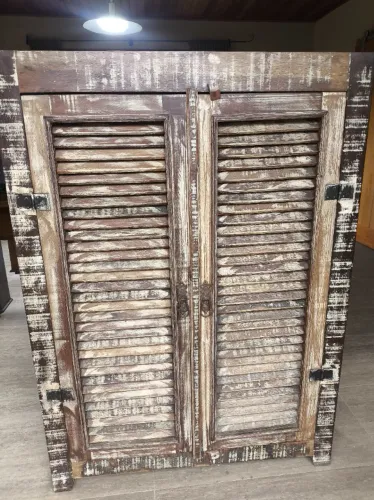 Armario madeira maciço lindo com portas de veneziana
