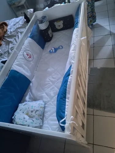 Vendo berço novo, vai completo com colchão, kit com travesseiros e mosqueiro, só venda. 