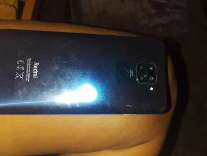 Vendo esse celular com alguns aranhão mas não interfere em nada 