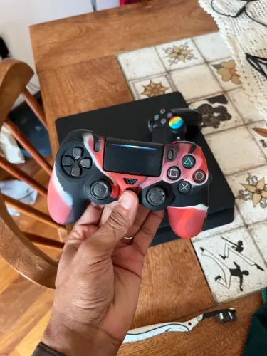 Playstation 4 Slim com dois controles
