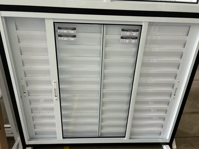 JANELA VENEZIANA QUARTO 3 FOLHAS 100X120 SEM GRADE ALUMÍNIO BRANCO FECHO EMBUTIDO