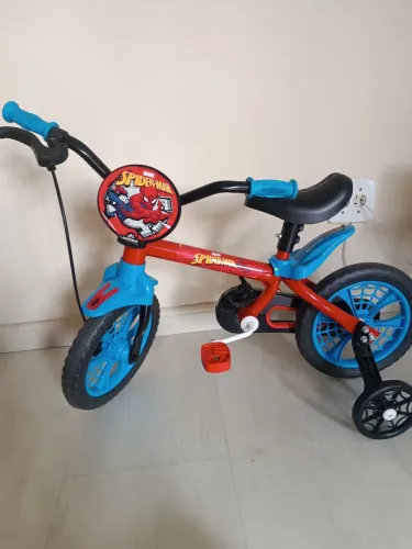 Bicicleta infantil do homem aranha