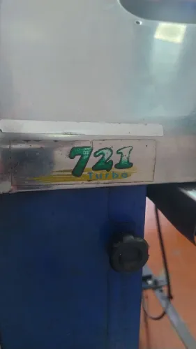 Vendo moenda turbo 721, três rolos, base com rodinha.