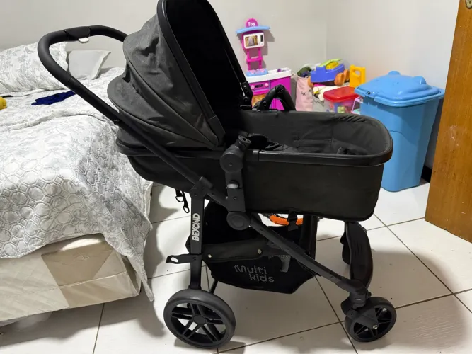 Carrinho de bebê semi novo ! Perfeito.