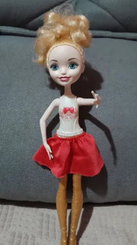 Apple White bailarina, Ever After High