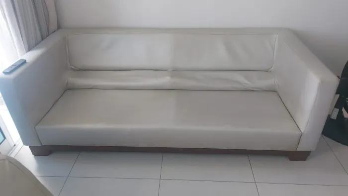 Vende-se sofá semi-novo.