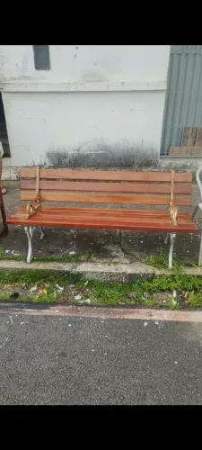 Banco de madeira e pé d ferro