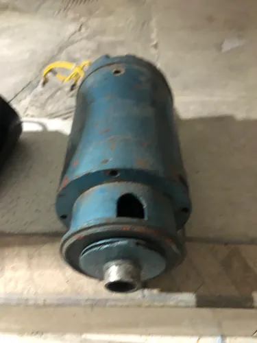 Motor bombeia água 