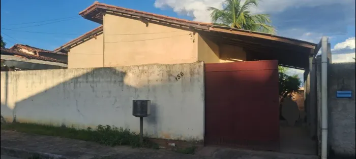 Aluga-se uma casa,2 quartos,1cozinha americana,1banheiro e 1 área.