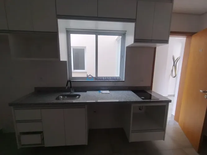 Apartamento com 01 dormitórios, sala ,banheiro, cozinha com armário, área de serviço colet