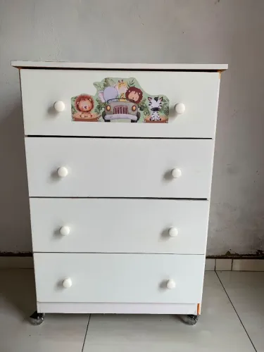 Cômoda com 4 gavetas
