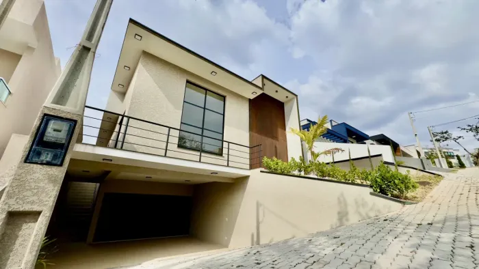 Casa á venda no Condomínio Terras de Atibaia II em Atibaia , laser e segurança 24h para s