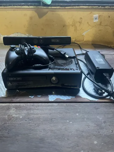 Vendo Xbox 360 com defeito na carcaça e com a luz vermelha
