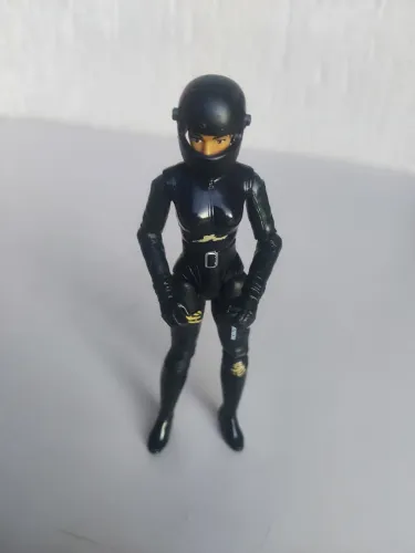 boneco colecionável da selina kyle (mulher-gato) inspirado no filme the batman.