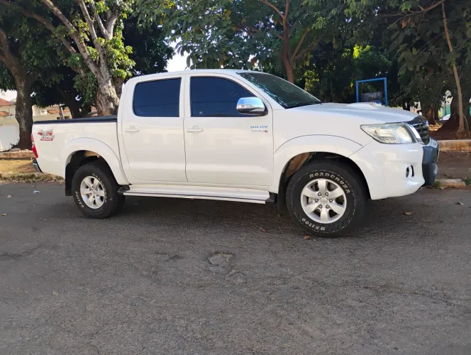 Toyota Hilux CD SRV D4-d 4X4 3.0 TDI Diesel AUT 2014