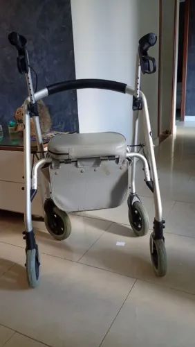 Andador de alumínio dobrável 
