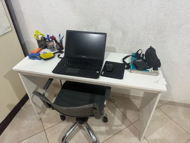Mesa de estudo e cadeira