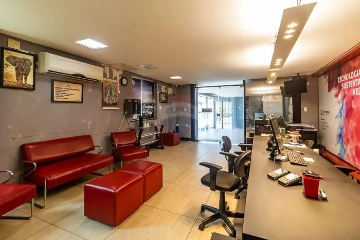 Prédio com 3 pavimentos, uso misto, com 500m²