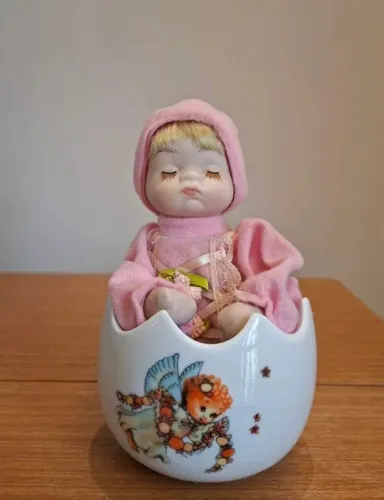 Caixinha de música vintage com bebê em porcelana anos 90